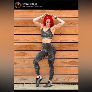 NWT Til You Collapse - Effortless Scrunch Leggings - Black Tie Dye